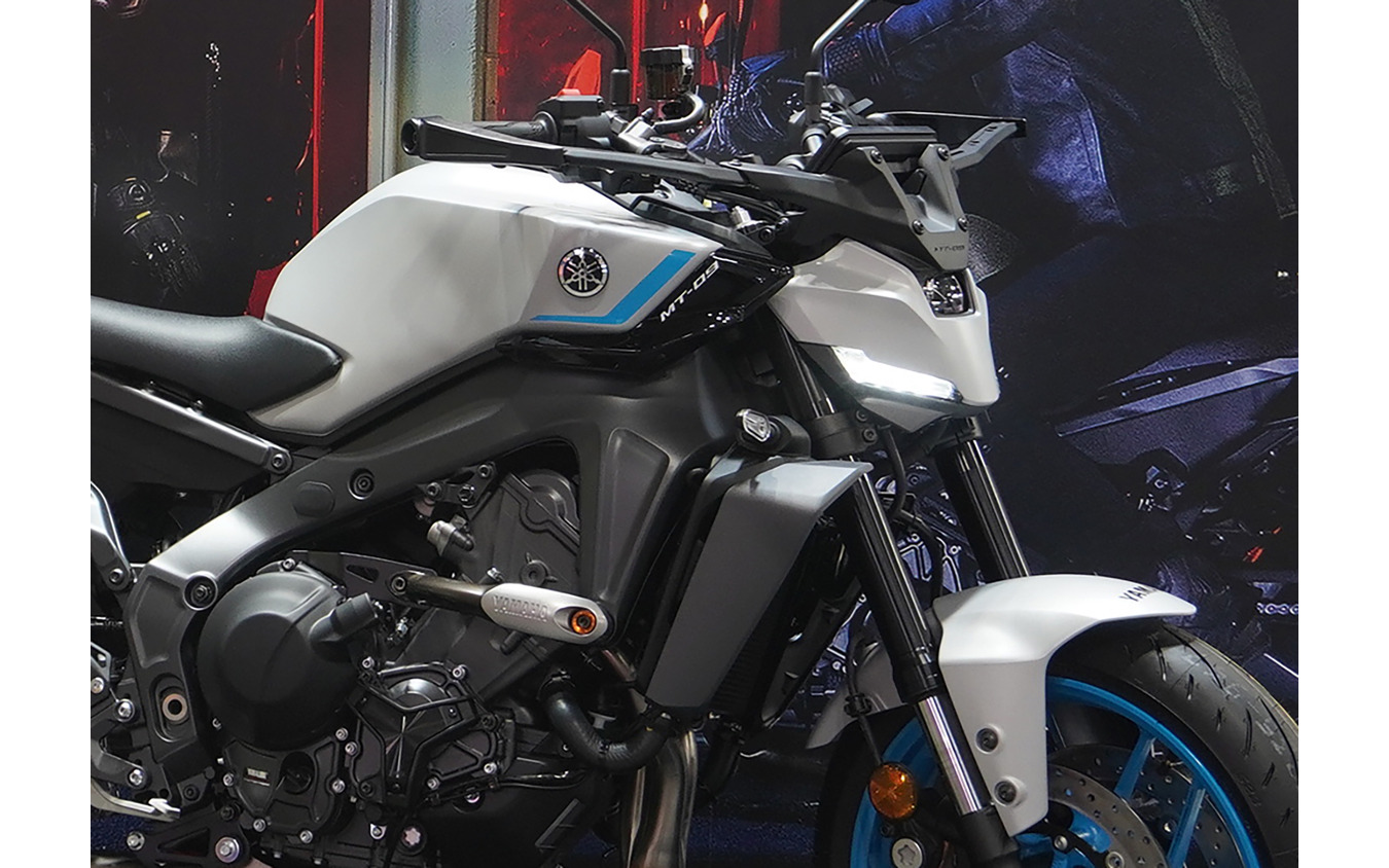 大阪モーターサイクルショー2025に先行展示された「マットライトグレー」のヤマハ MT-09(アクセサリー装着車)