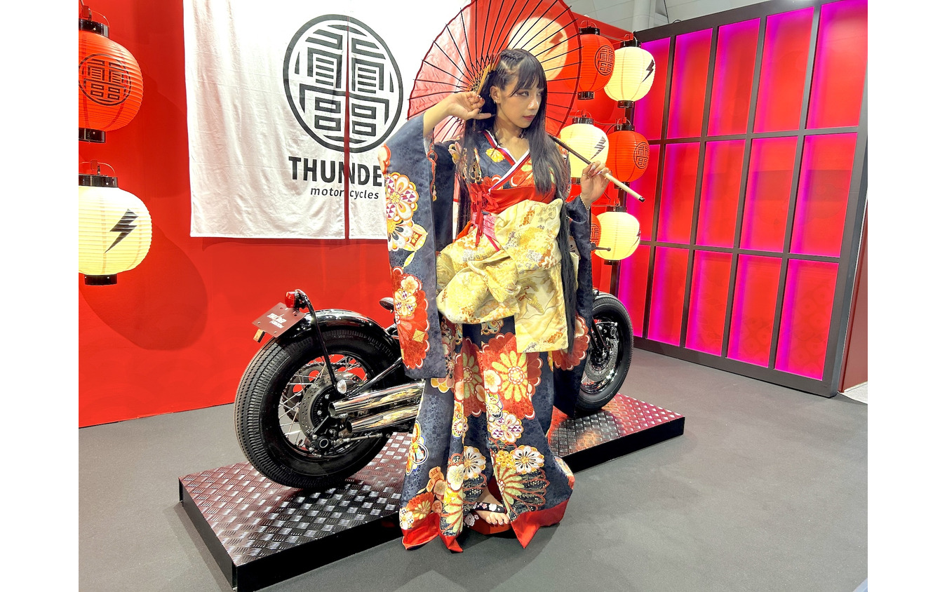 サンダーモーターサイクル250とガルちゃん。