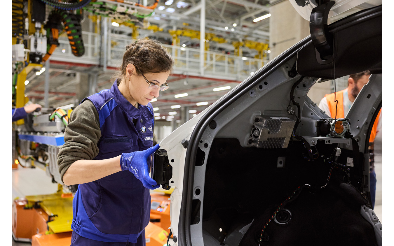 BMW『iX3』の試作車を生産開始