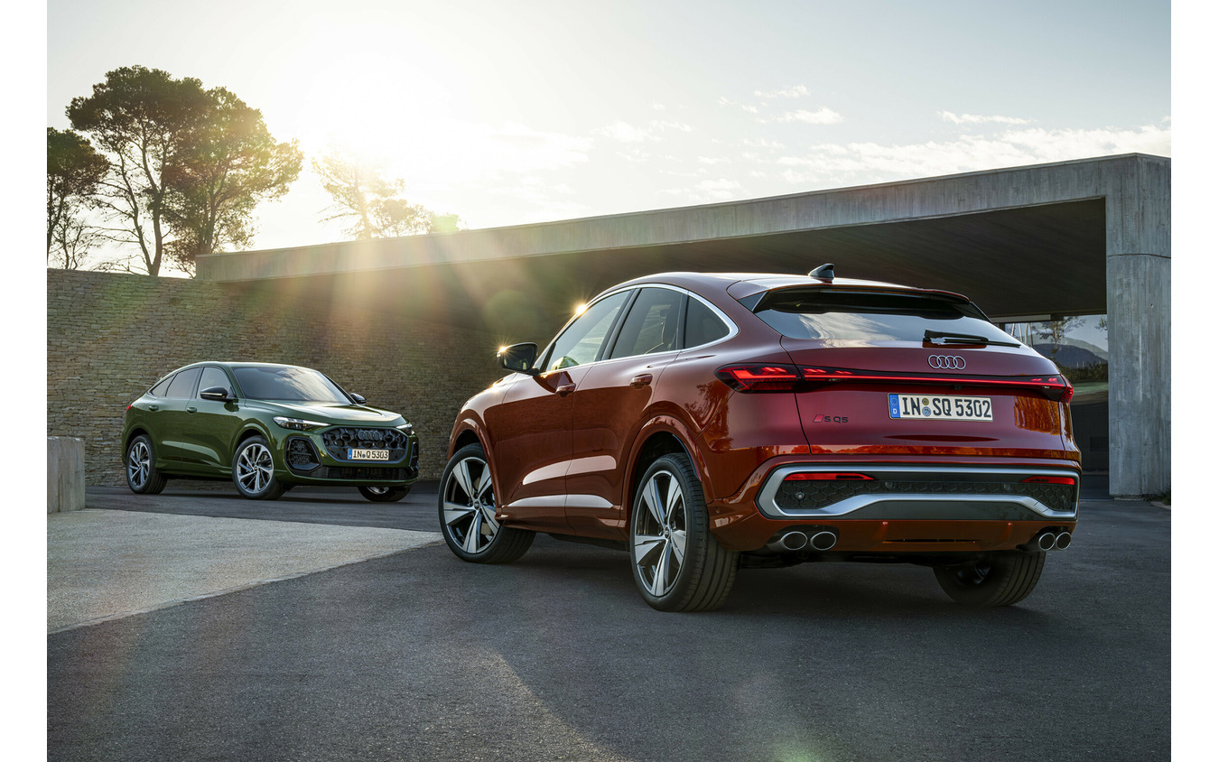 アウディ Q5スポーツバック(左)とSQ5スポーツバック(右)