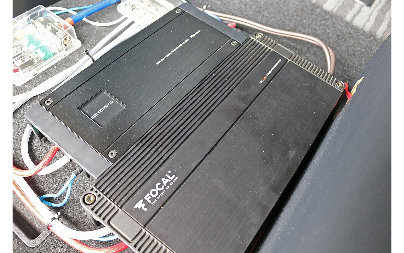 サブウーファー用のパワーアンプとしてはフォーカルのFPX1.100をチョイス。パワフルに低音を鳴らし切るパワーアンプだ。