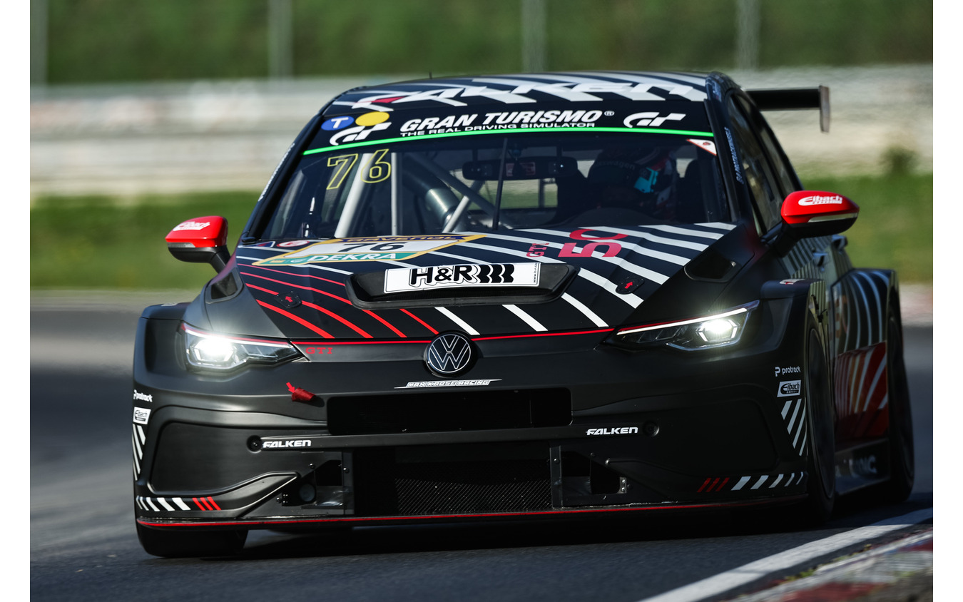AT3クラスで2位表彰台を獲得した「Max Kruse racing」76号車 VWゴルフGTI Clubsport 24h