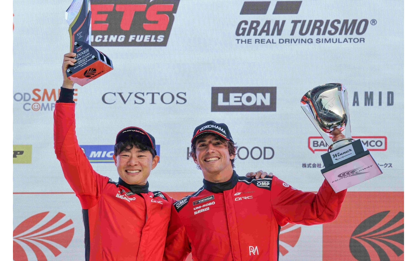 勝利を喜ぶ片山義章選手(写真左)と ロベルト・メリ・ムンタン選手