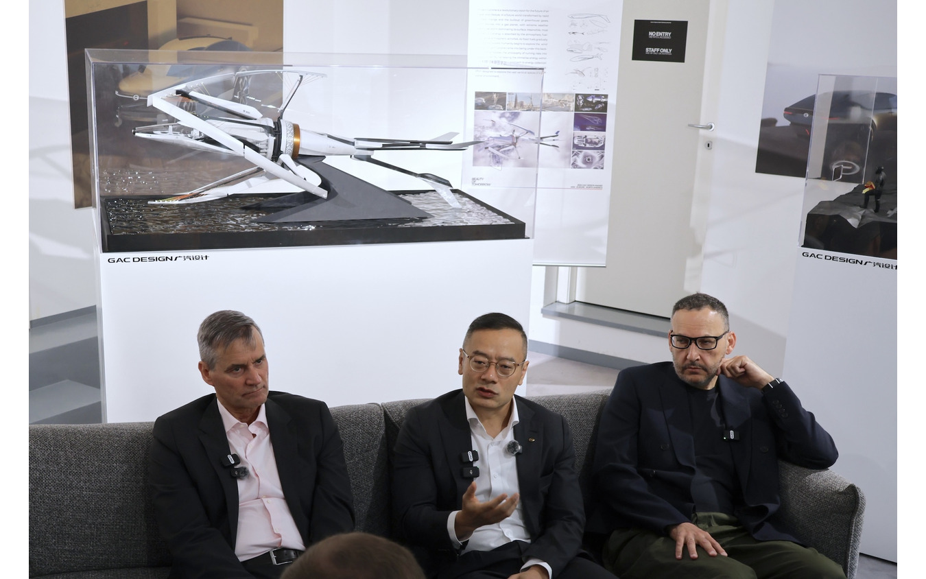 GACのデザイン・アウォード作品展示室。中央はデザイン担当副社長のファン・ツァン、右はミラノ・センター長のステファン・ジャナン