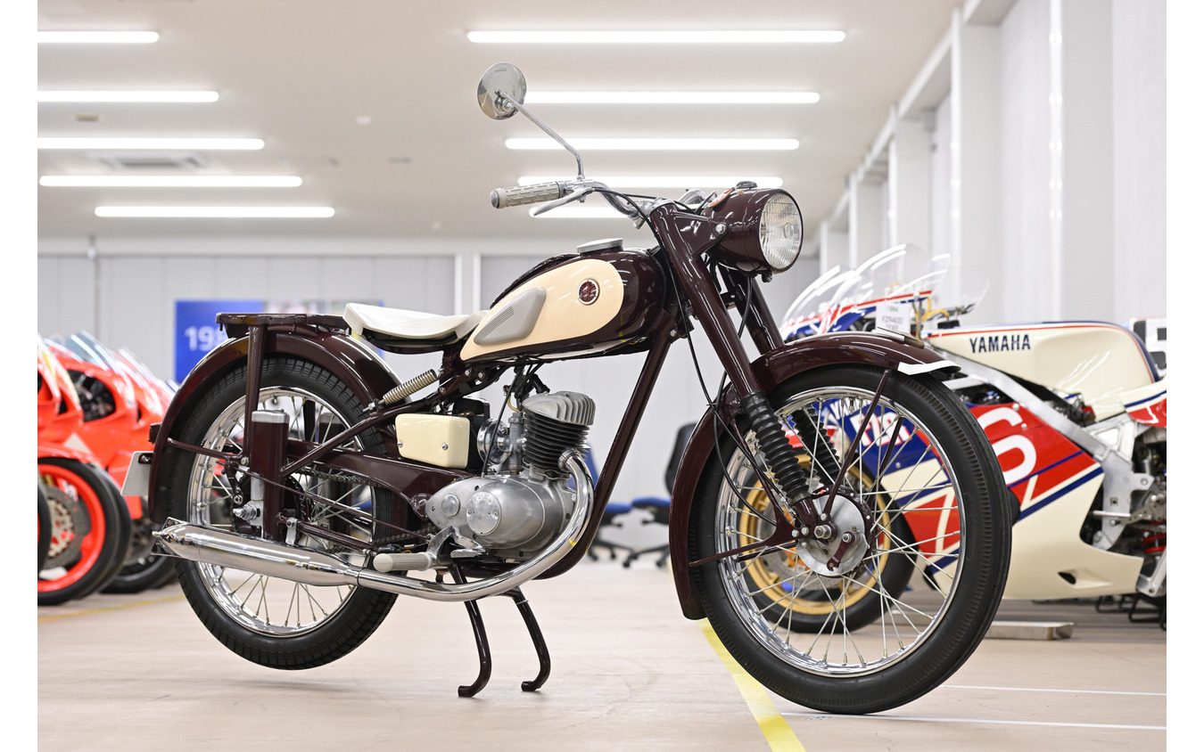 ヤマハ初の市販車となった『YA-1』(1955)。そのスリムさと車体色から「赤とんぼ」の愛称で親しまれた