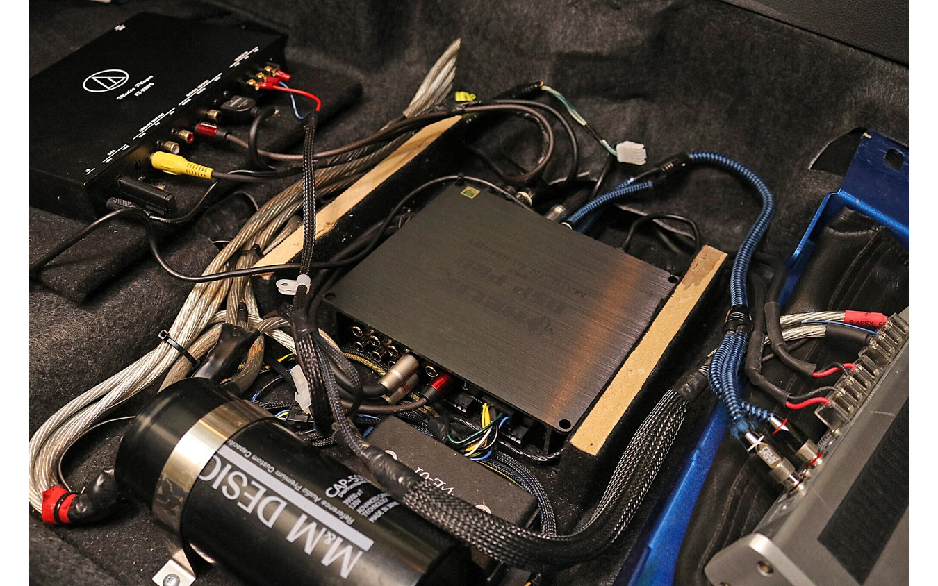 プレシジョン ワンをベースパネルごと取り外すと下層から現れるのがヘリックスのDSP-PRO。ここでも積層取り付けが実施される。