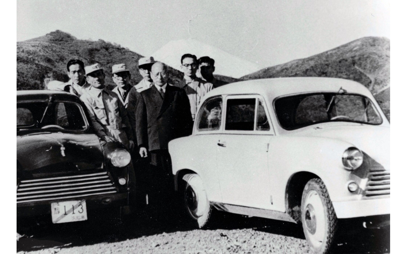 鈴木道雄氏とスズキ最初の自動車「スズライト」の開発チーム(1954年)