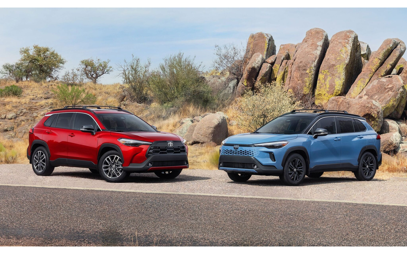 トヨタ・カローラクロス(ガソリン、左)とハイブリッド改良新型(米国仕様)