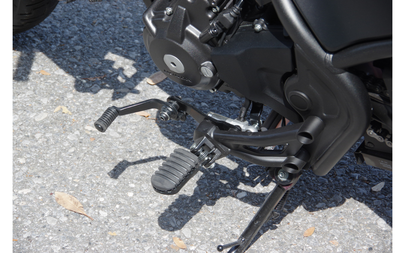通常のMT車よりもシフトペダルをショートストローク化し、より小気味良いシフトチェンジが楽しめる。