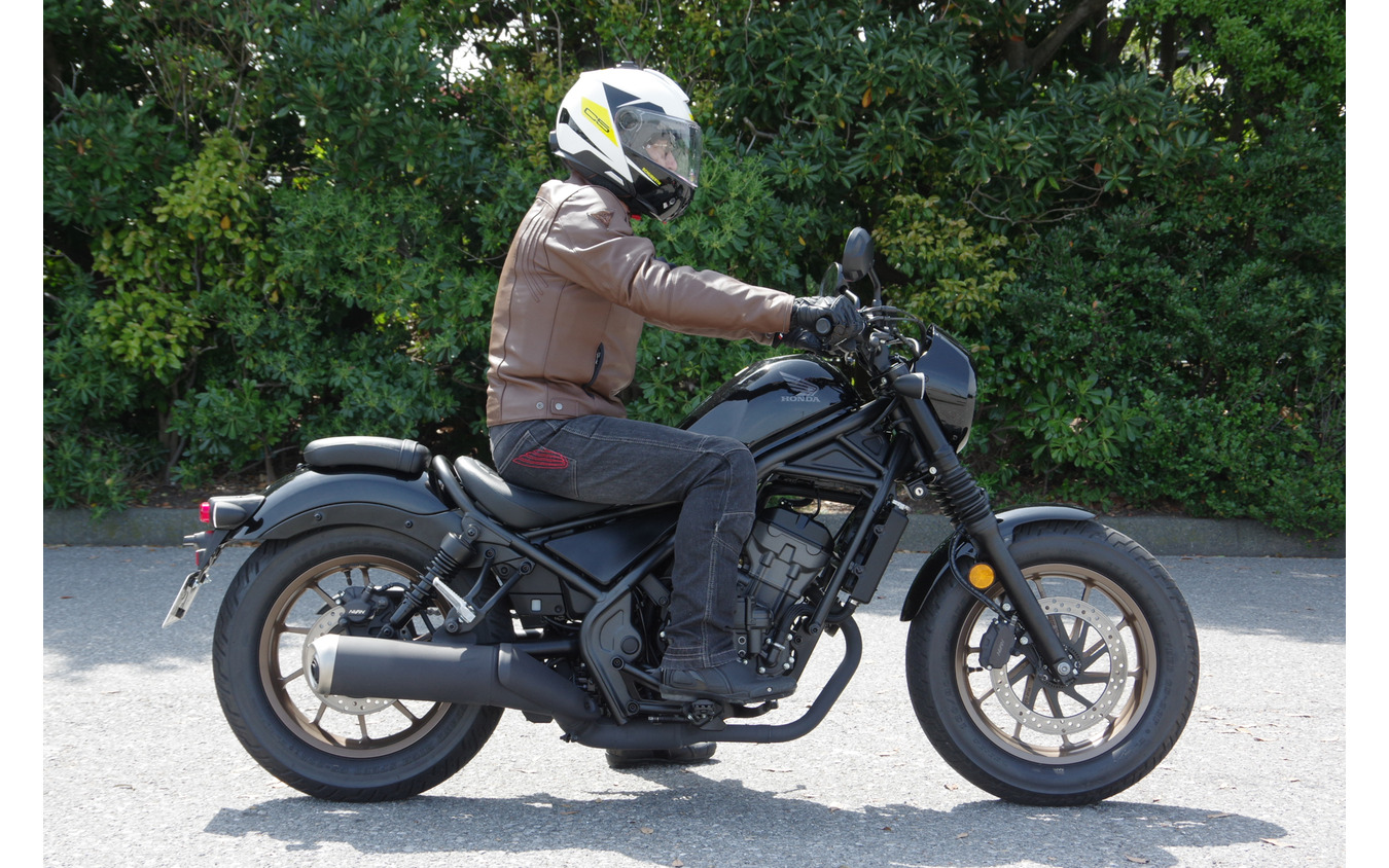 ホンダ レブル250は今回の改良でライディングポジションを変更。シートも高反発タイプに。