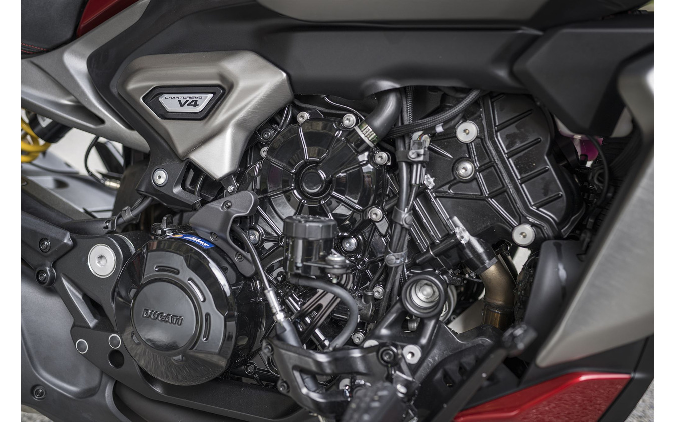 1158ccのグランツーリスモエンジンを搭載。中速寄りのセットだが、V4エンジン特有の爆発間隔や逆回転クランクはパニガーレと同様。168hp/10750rpm、12.8kgm/7500rpmを発揮する。