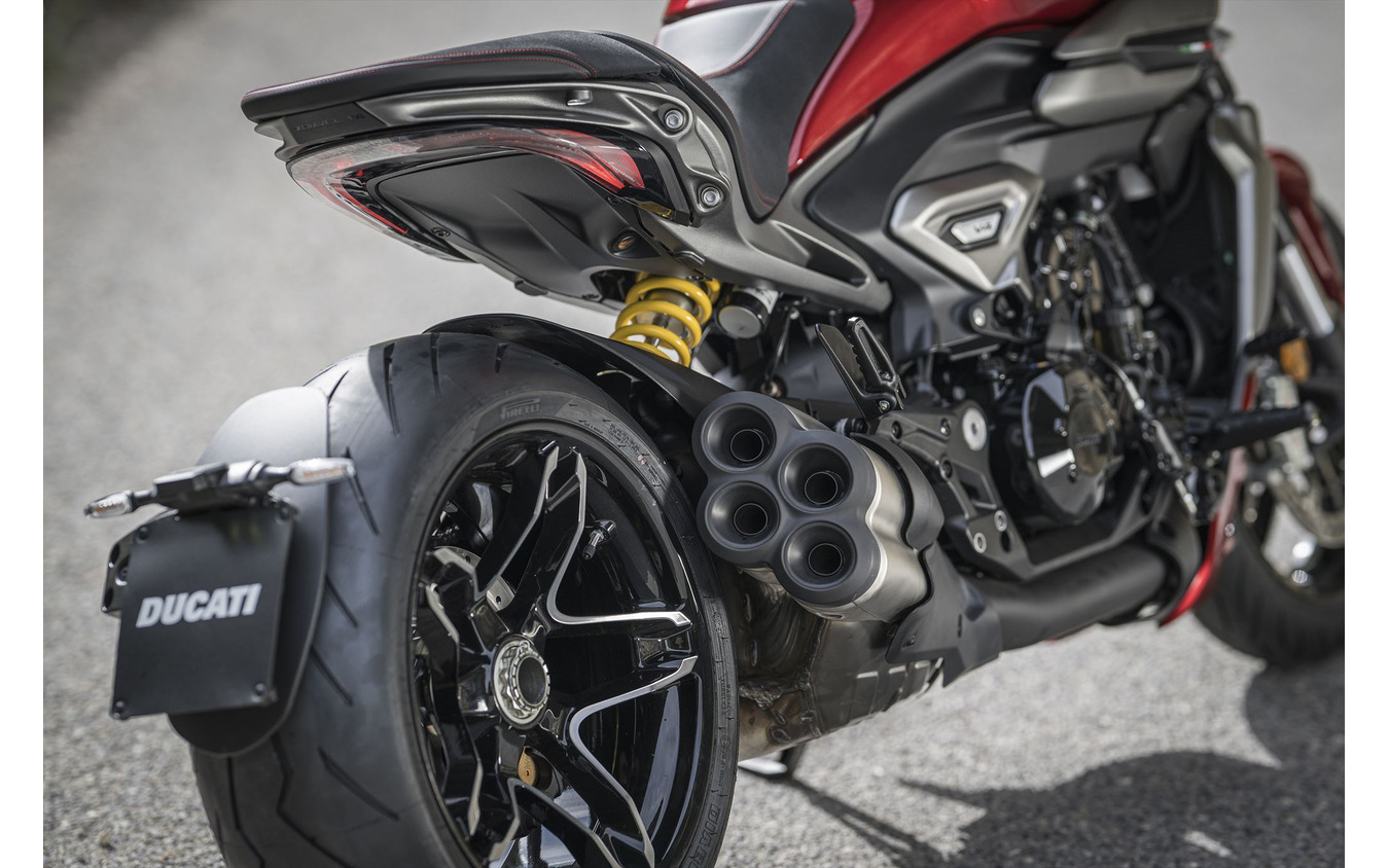 リヤタイヤは8.0×17サイズのホイールに、240/45 ZR17サイズのピレリ製ディアブロ・ロッソ3を履く。この迫力のリヤビューはディアベルならでは。