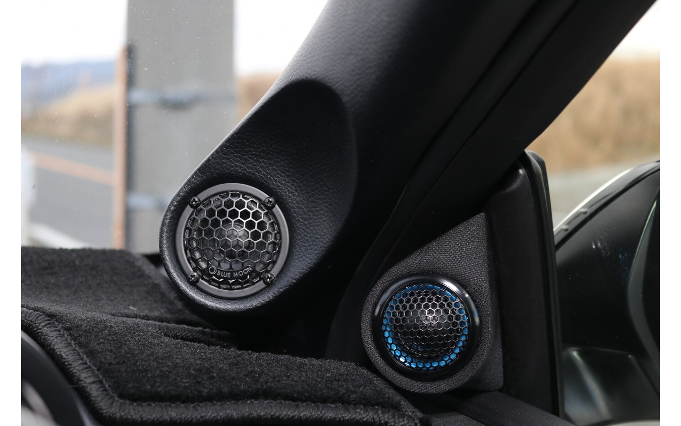 Aピラーの加工によるミッドレンジのビルトイン取り付けに加えてドアミラー裏の処理もスマートで美しい。