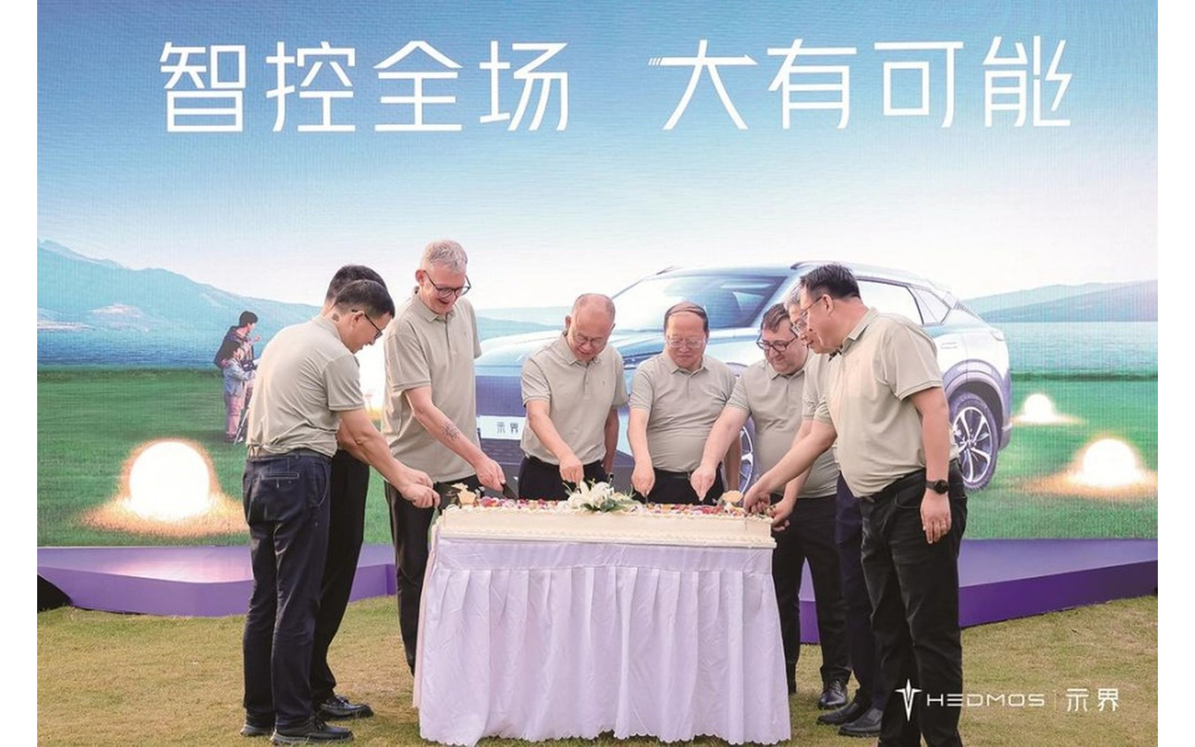 神龍汽車が新電動ブランド「示界」の第一弾『示界06』発売