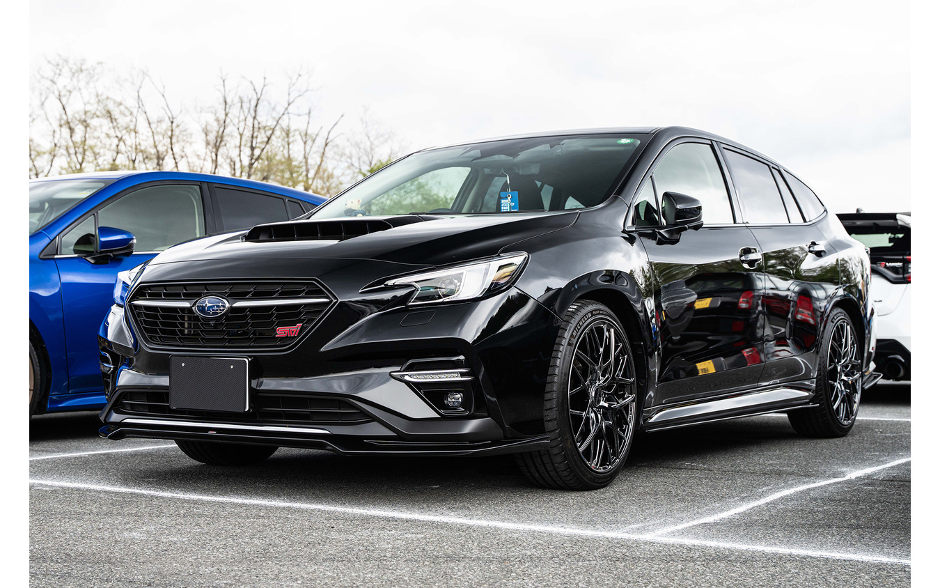 SUBARU レヴォーグ × レイズ ベルサス VV25M