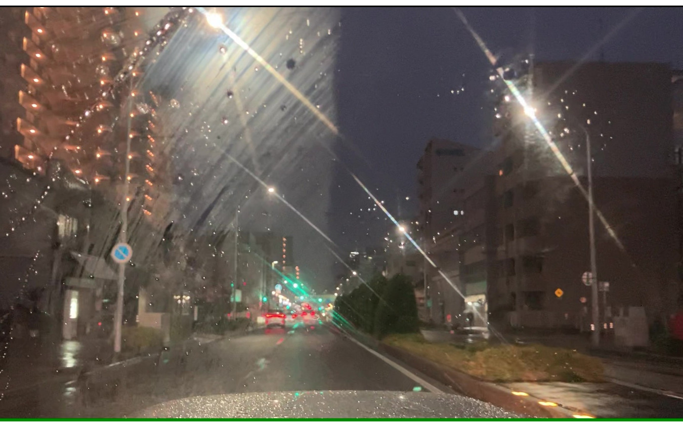 (左)油膜がガラスに残ったままの視界、(右)キイロビンで油膜を除去した視界