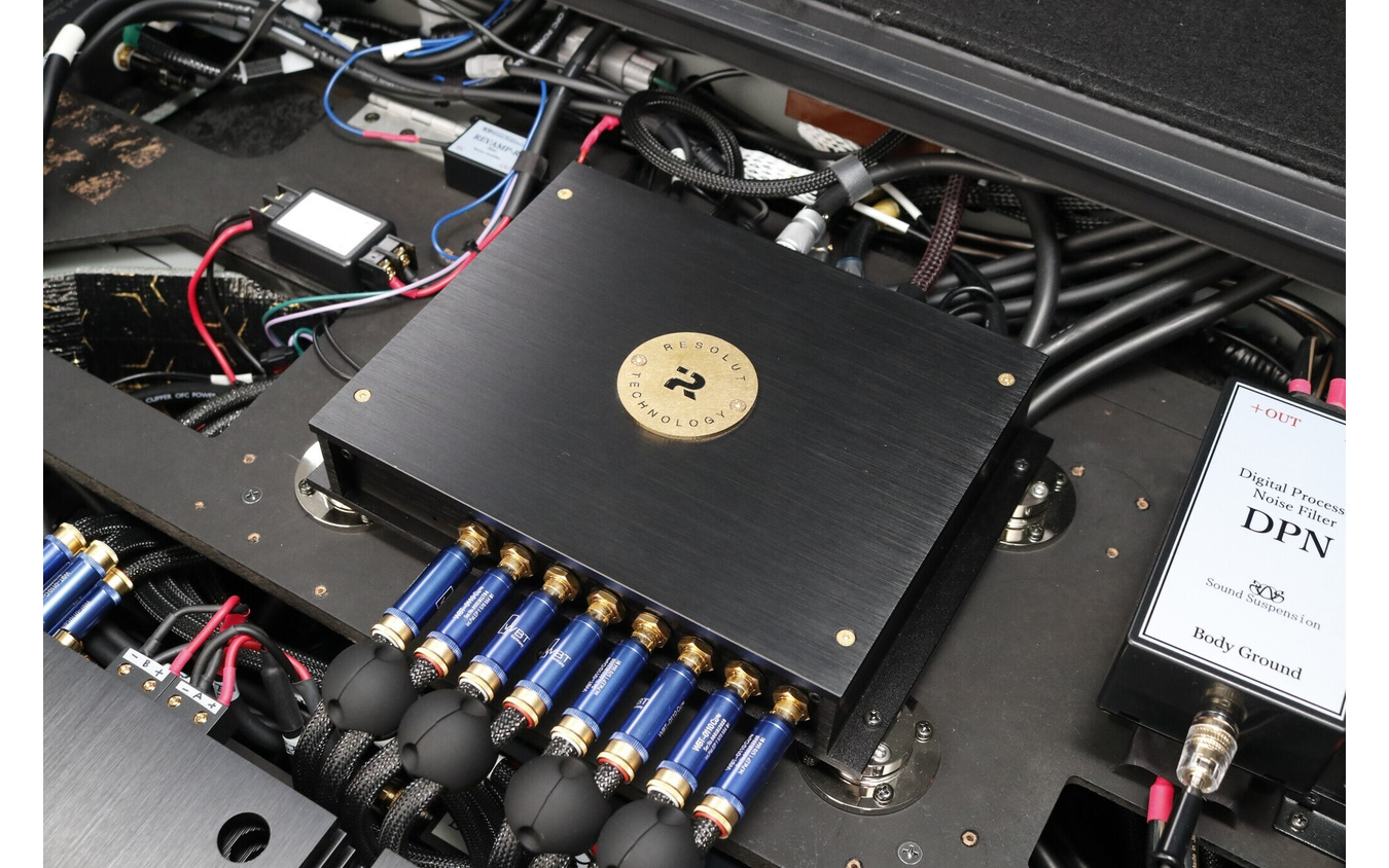DSPとしてチョイスしたのはリゾルトのT-DSP mk2。パワーアンプ同様にスピーカーの音を最大限引き出すユニットとして選ばれた。