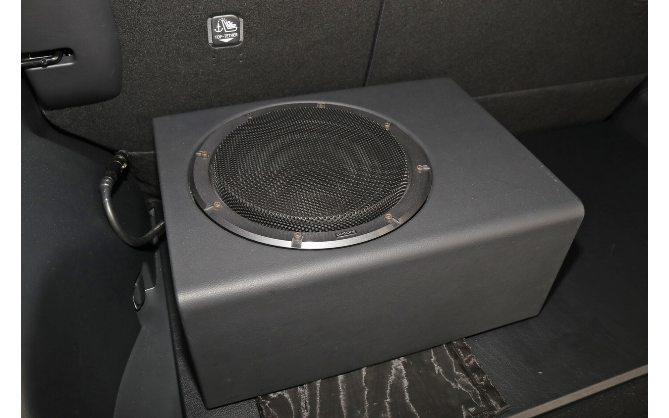 脱着可能なエンクロージャーに収められたのは、その速い低音からオーナーもお気に入りのダイヤトーン・SW-G50。