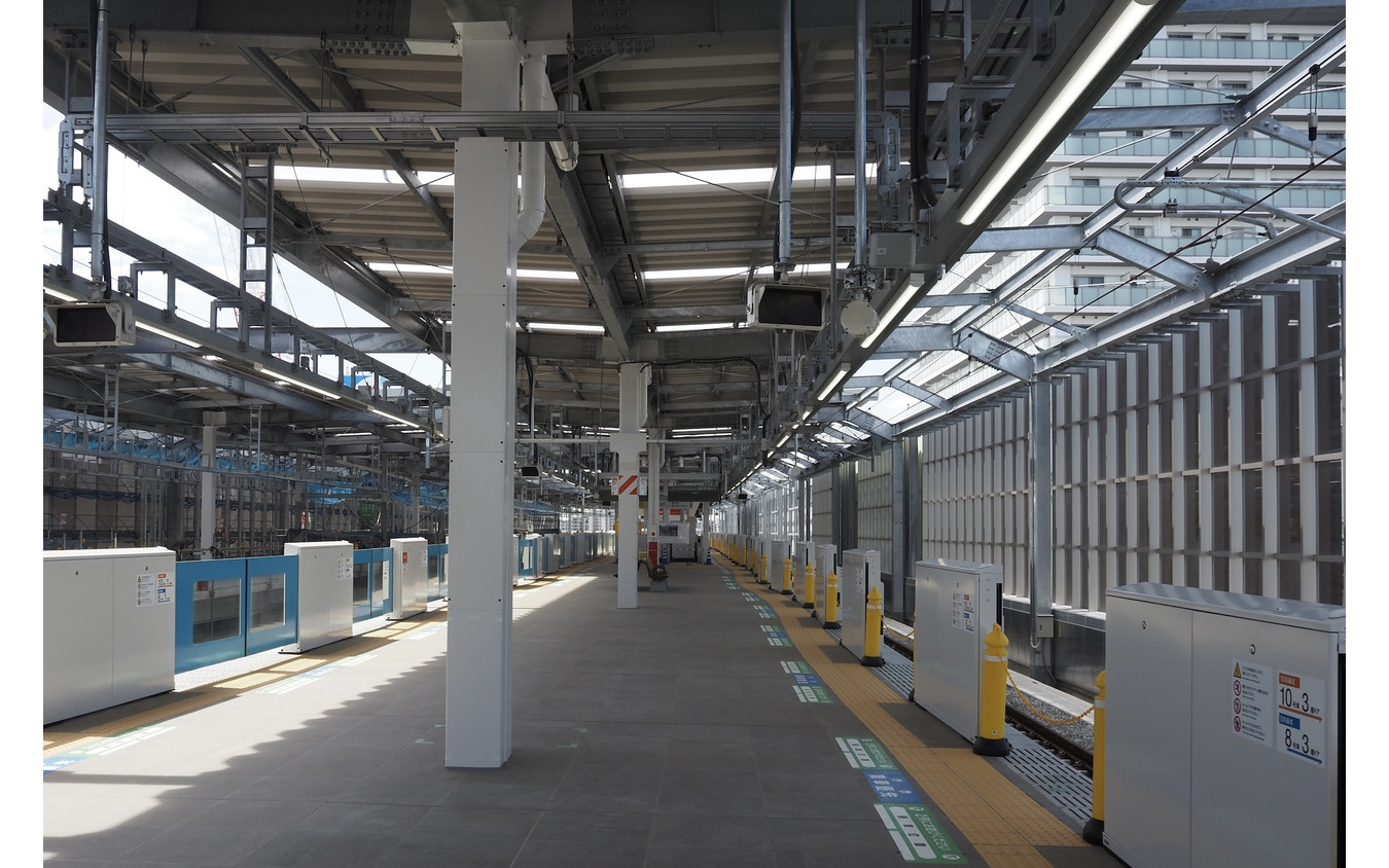 新宿線下り線ホーム(奥が西武新宿方面)