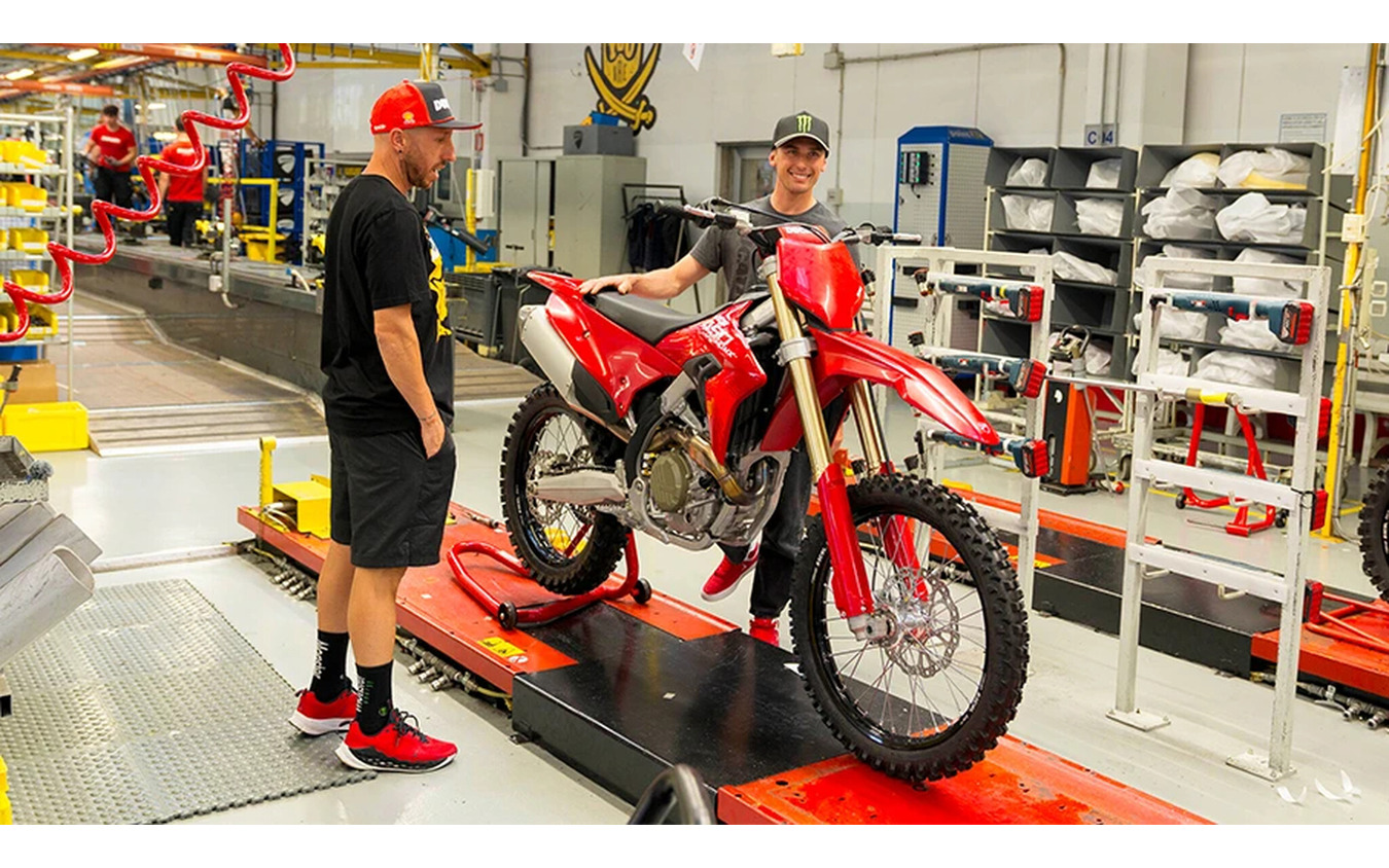 ドゥカティが同社初となるモトクロス専用車「Desmo450 MX」の量産を開始