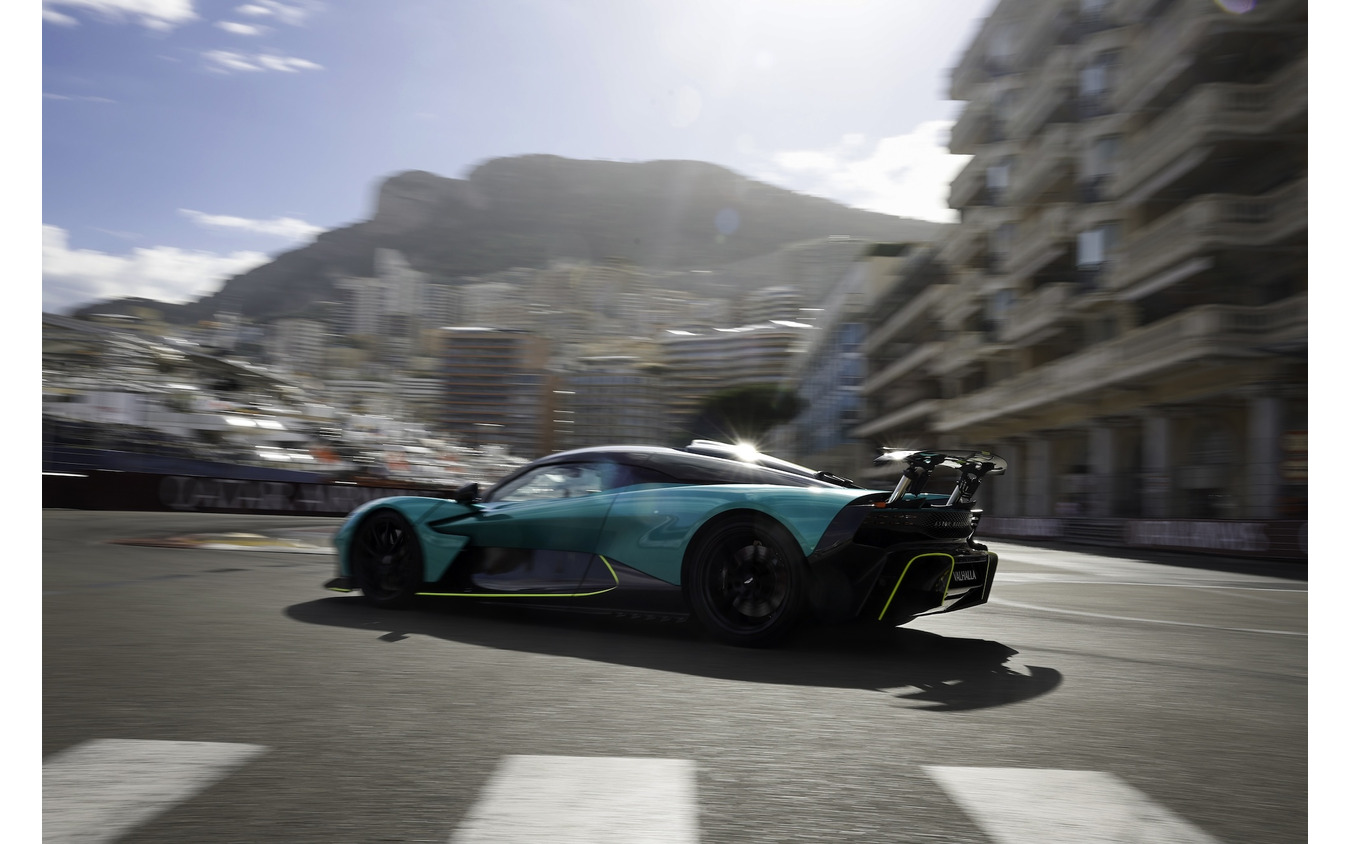 アストンマーティンの新型スーパーカー『ヴァルハラ』が、モナコF1グランプリの開催を前に世界初の公開走行