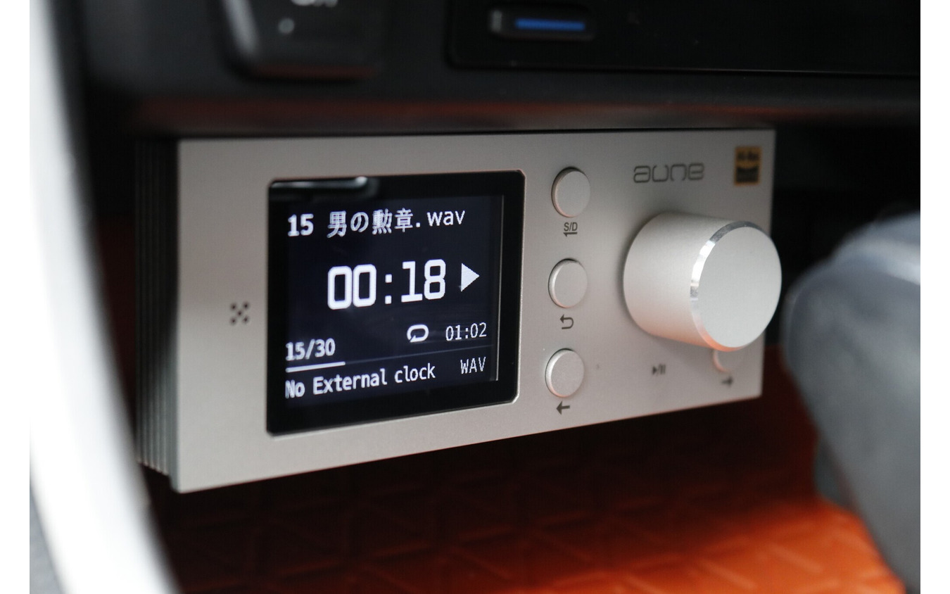 アウネのリモコンは表示部も大きく曲セレクトなどでも扱いやすい。車載モデルならではの魅力だろう。