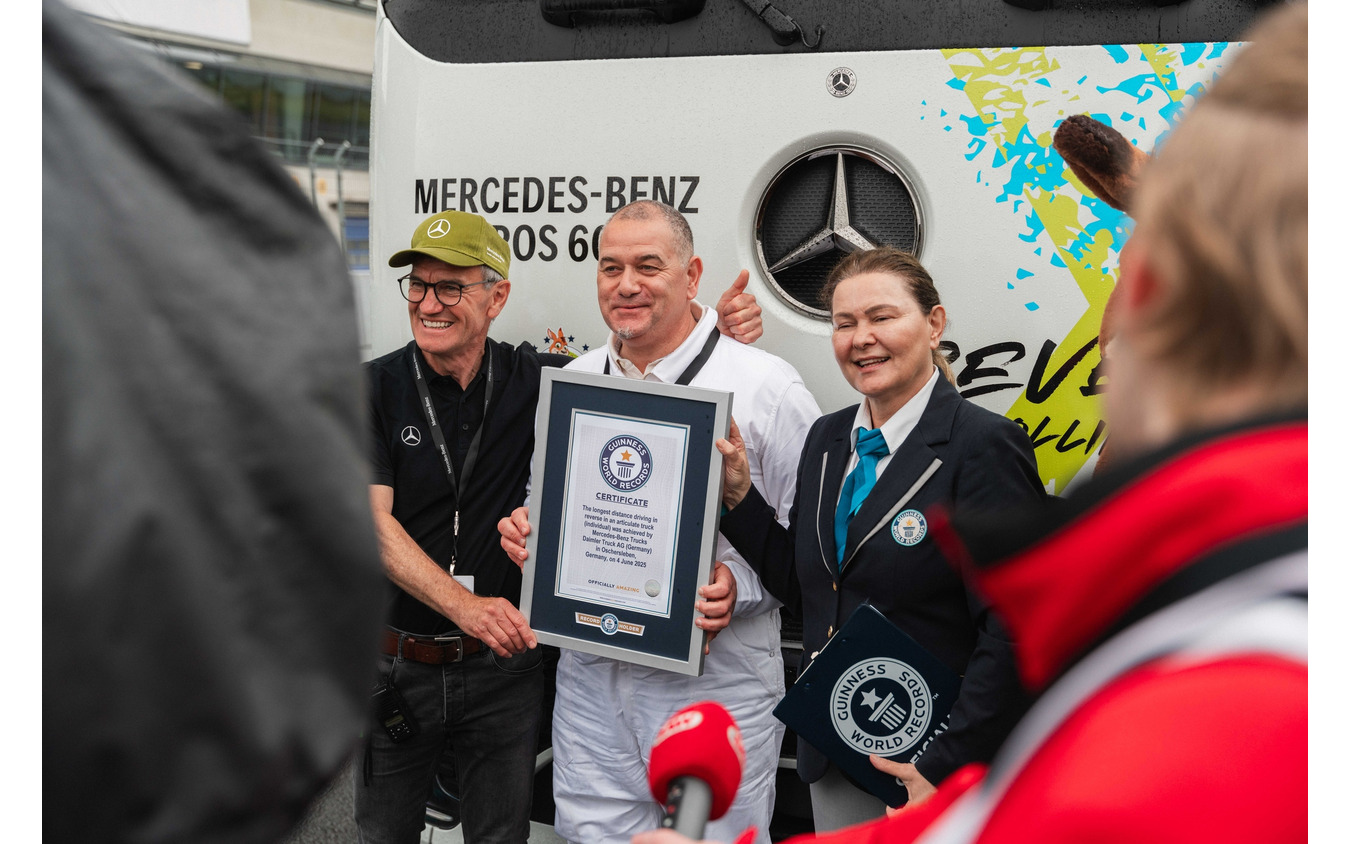 メルセデスベンツの新型電動トラック『eActros 600』が124.7kmをバック走行しギネス世界新記録達成