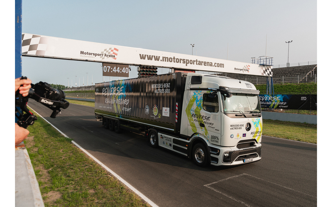 メルセデスベンツの新型電動トラック『eActros 600』が124.7kmをバック走行しギネス世界新記録達成