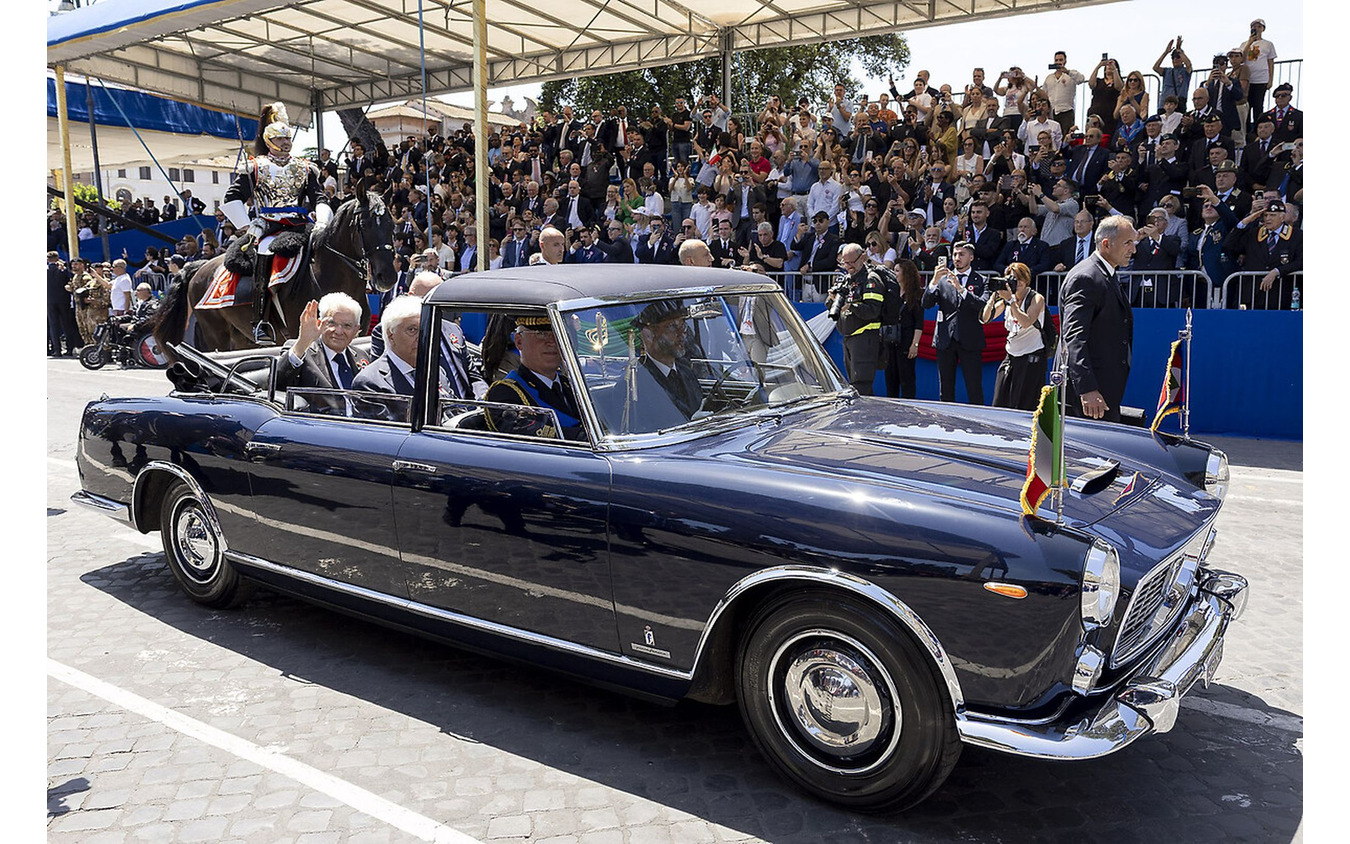 イタリア共和国建国記念日の式典で、セルジョ・マッタレッラ大統領が大統領専用車のランチア『フラミニア』に乗車してパレード