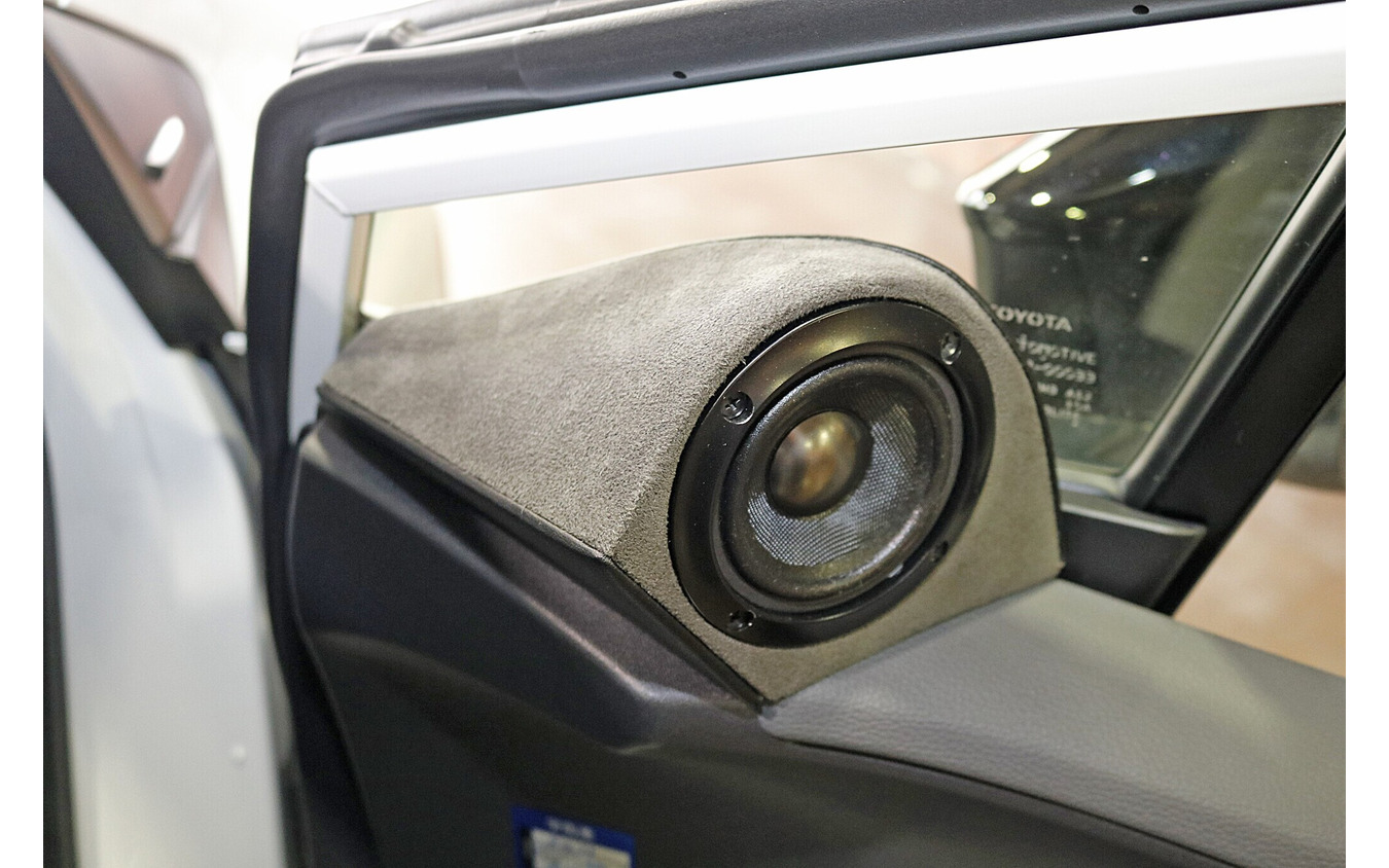 ミッドレンジのRJ085-Lはドアミラー裏にあたるドア上部に写真のようなマウントをワンオフしてインストールされている。