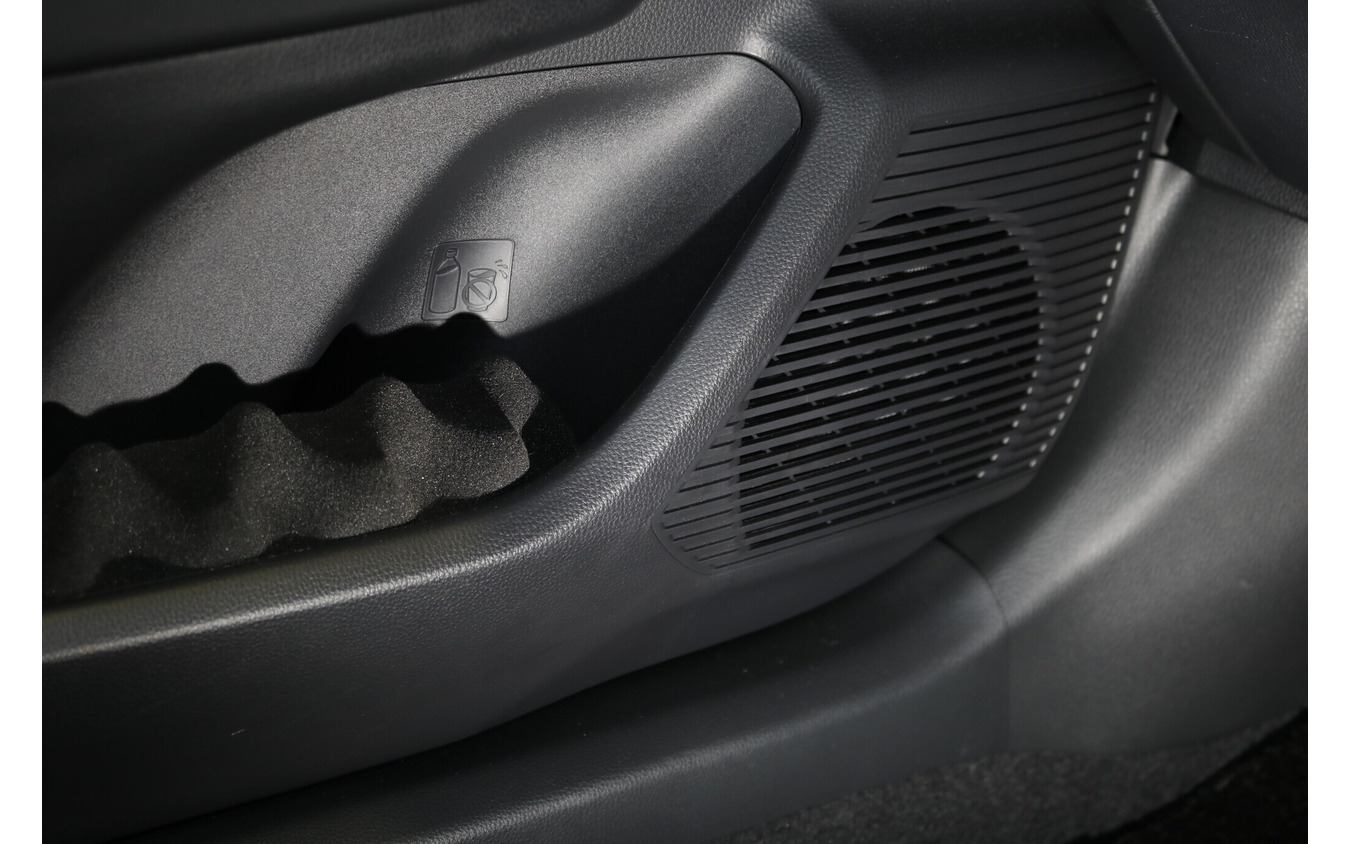ミッドバス(RJ-025)は純正位置にインナー取り付けされている。中高域スピーカーの角度合わせもここが基本になっている。