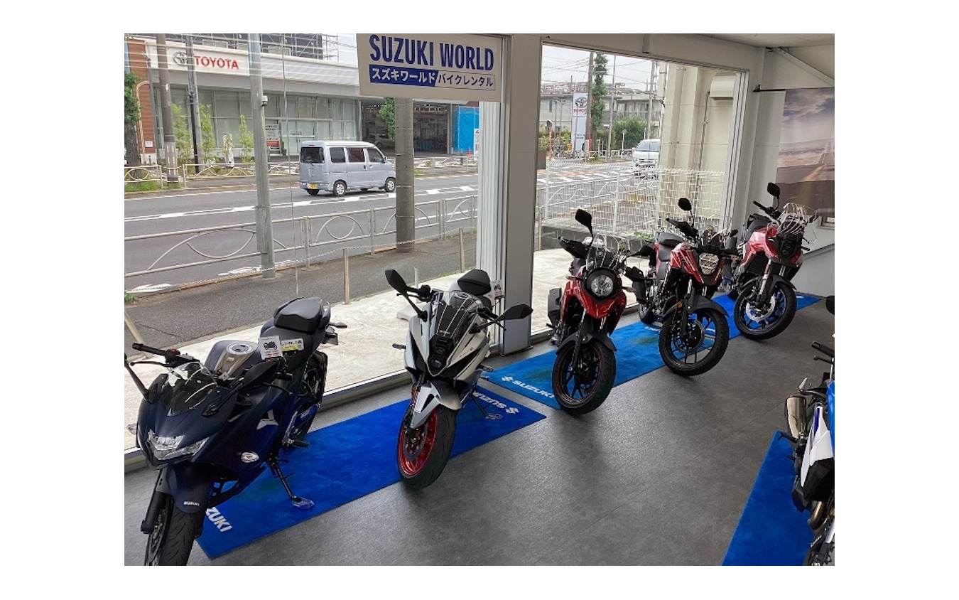 新型バイクのレンタルサービスを開始するスズキワールド多摩店