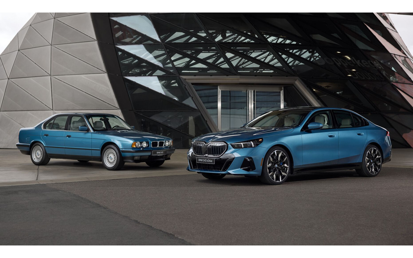 BMW「540i xDriveレガシィエディション」(右)と3代目5シリーズの540i