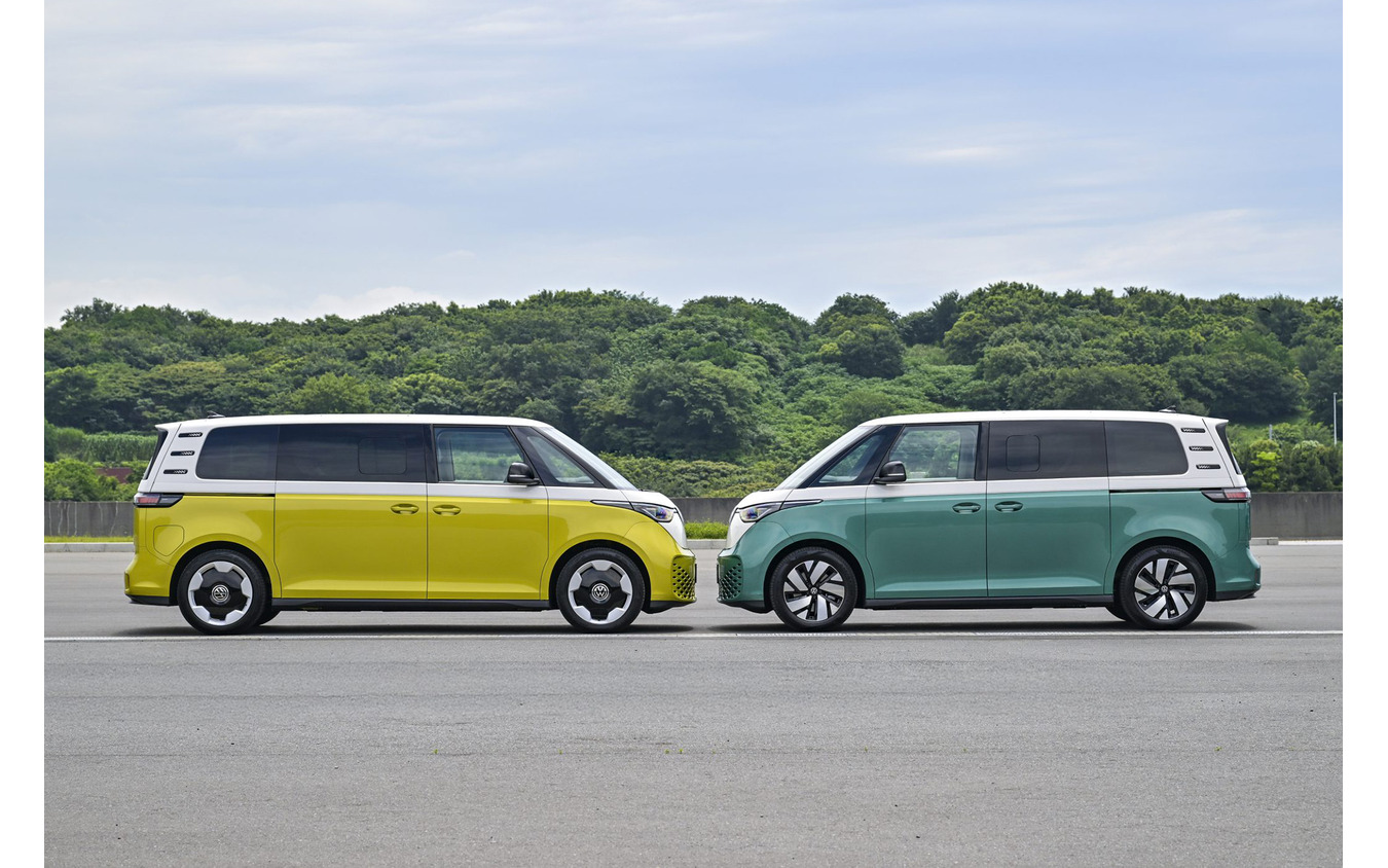 VW ID. Buzz プロ・ロングホイールベース（左）とVW ID. Buzz プロ（右）