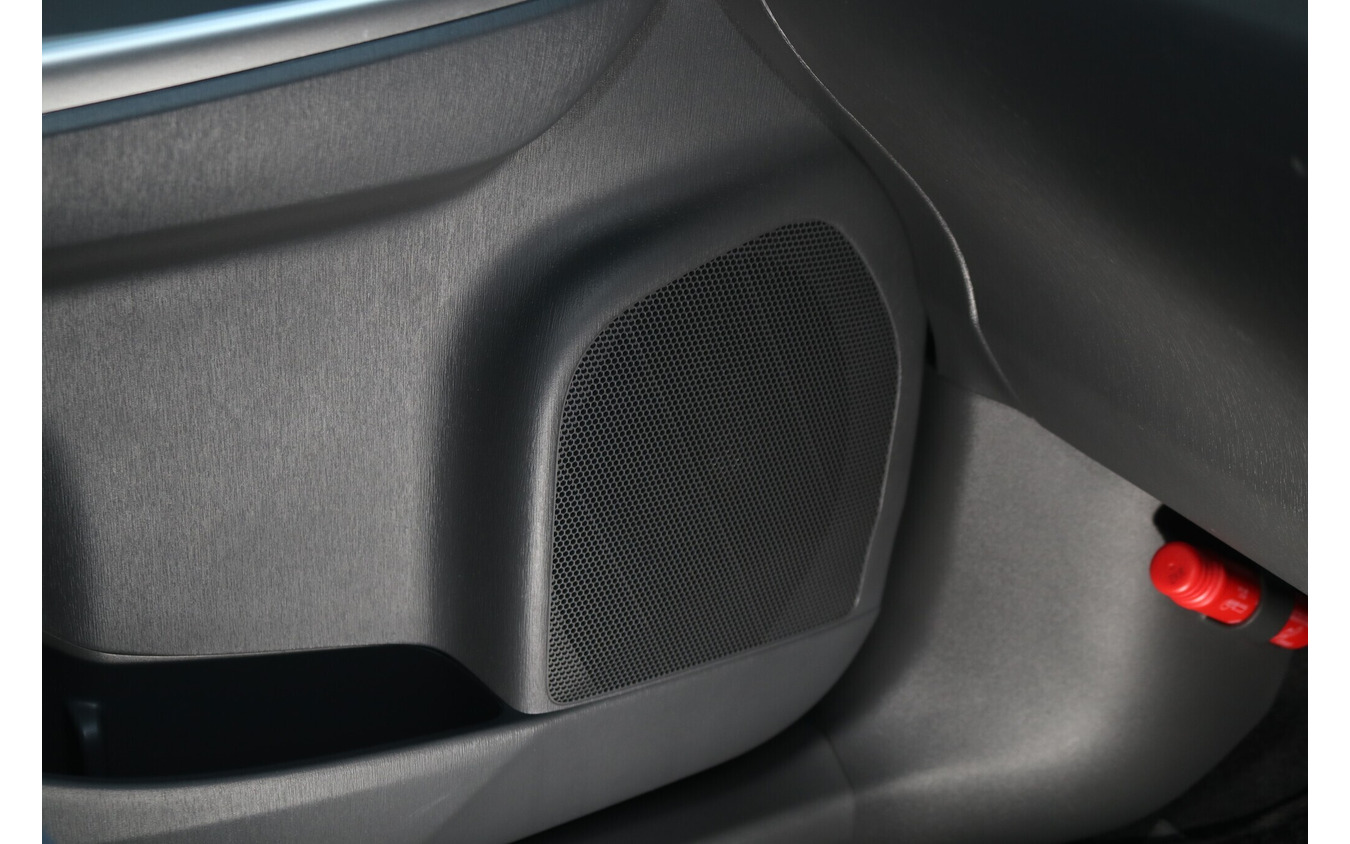 フロントスピーカーはユーザー時代にレジェーラで取り付けたモレルのマキシモ ウルトラ602。