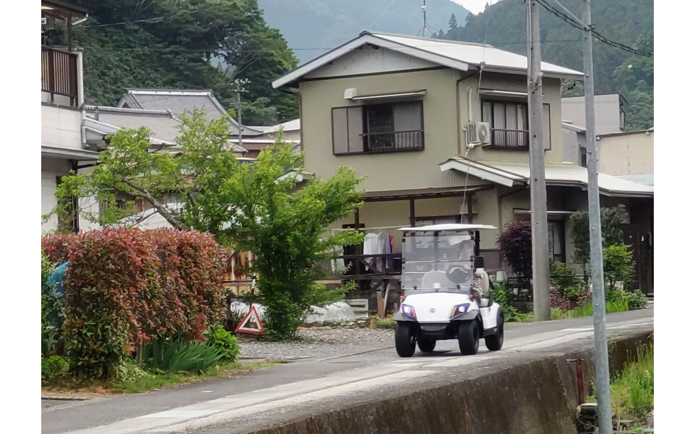 浜松市の中山間地で実証実験をおこなう1人乗りミニカー