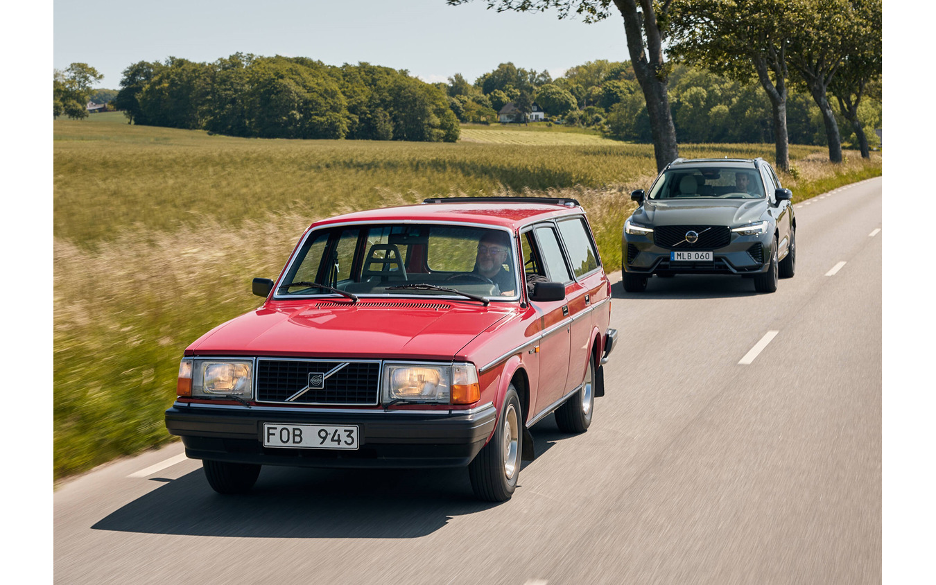 ボルボ240(左)とXC60(右)