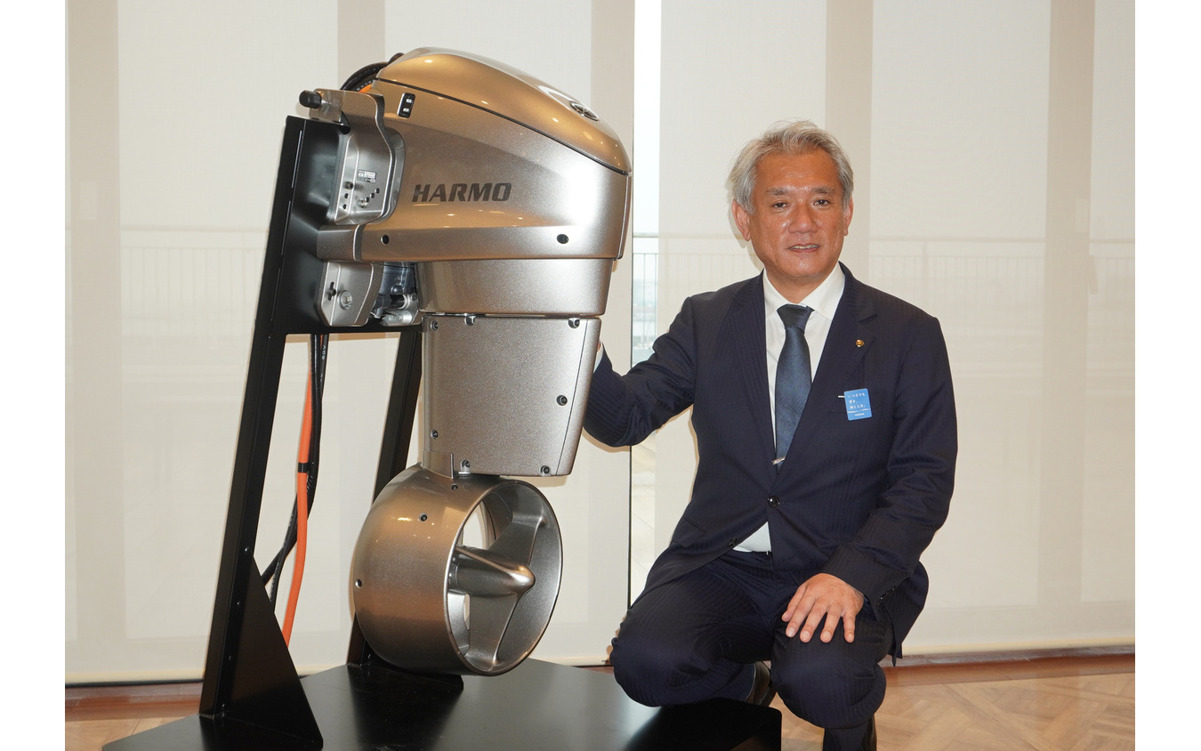 ヤマハ発動機の新型操船システム「HARMO(ハルモ)」とマリン事業本部 国内事業推進部 事業推進部長の吉田竜也氏