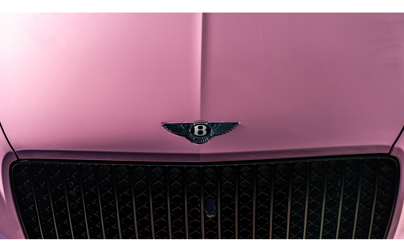 キャンディピンクで塗装された『ベンテイガ・エクステンデッド・ホイールベース(EWB)』