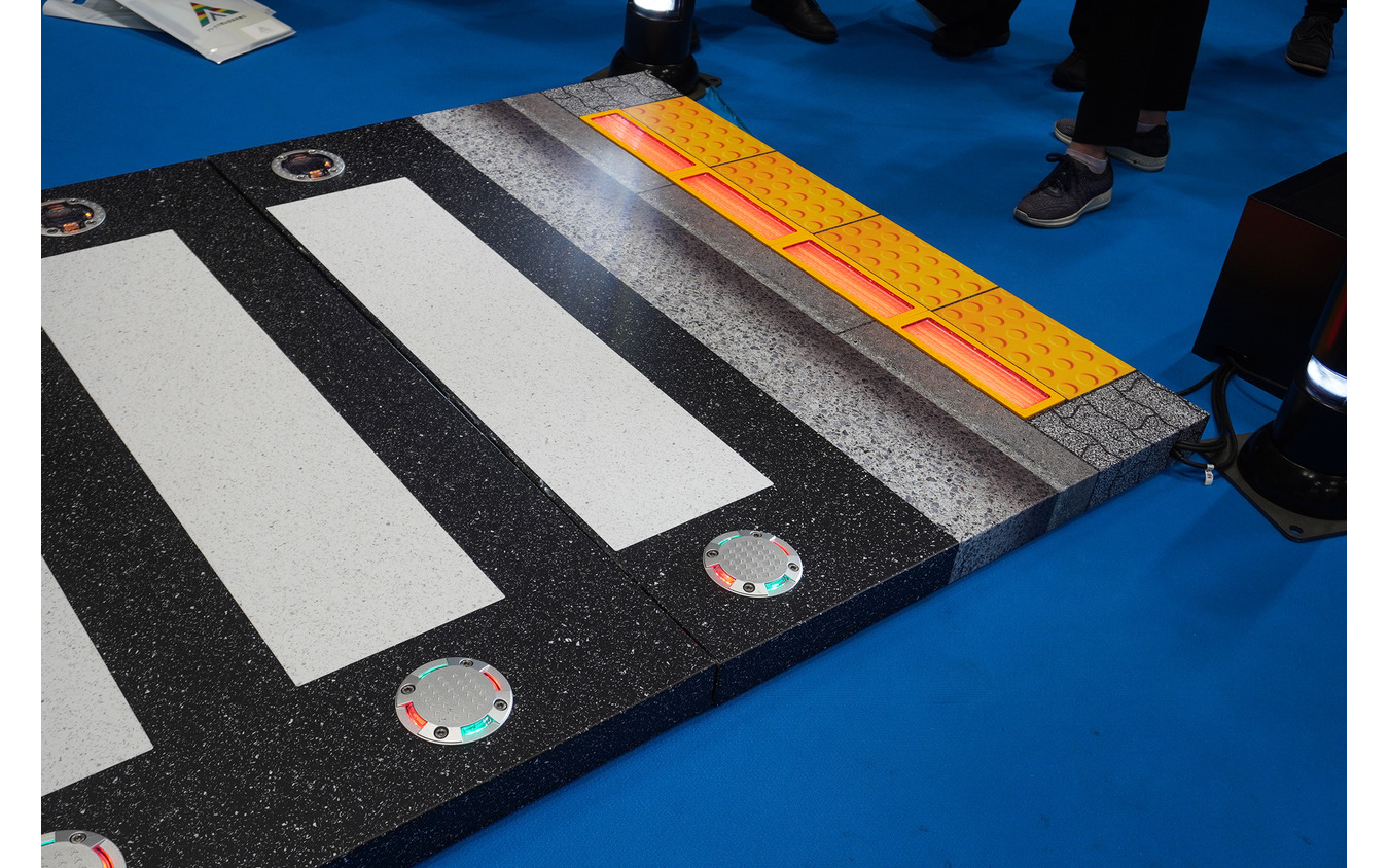 「スマートシティ推進EXPO」に展示されたアトラス埋込型信号機の「埋込型信号」