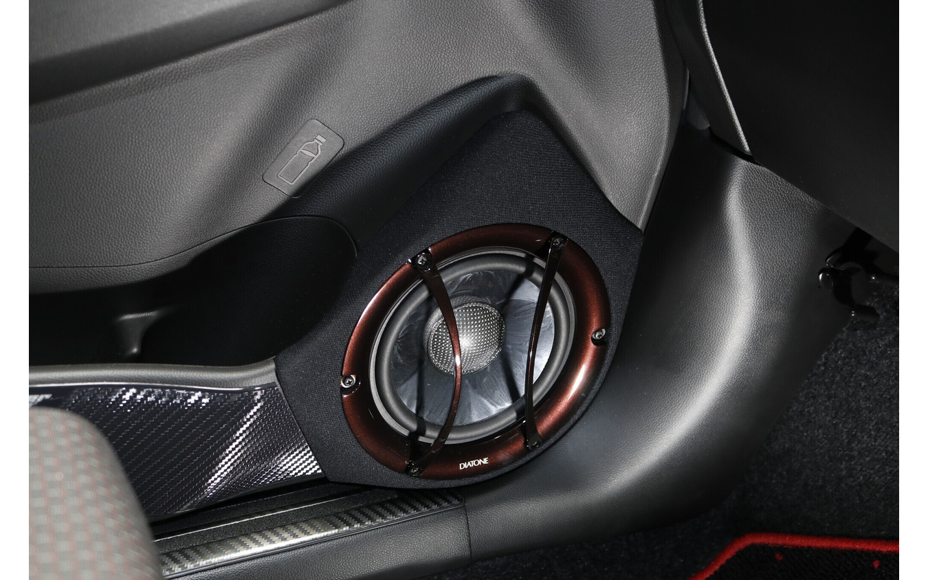 フロントスピーカーにはDS-SA1000をチョイス、これまで3ウェイも経験したオーナーだったがあえて2ウェイの高級機を狙った。