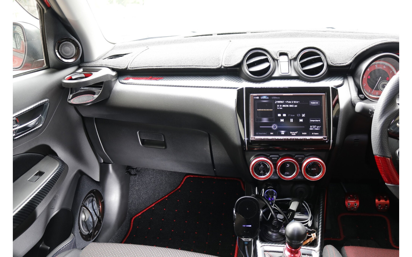 上質なグリルデザインを持つDS-SA1000を車内にインストールするだけでインテリアのイメージは大きく変わった。