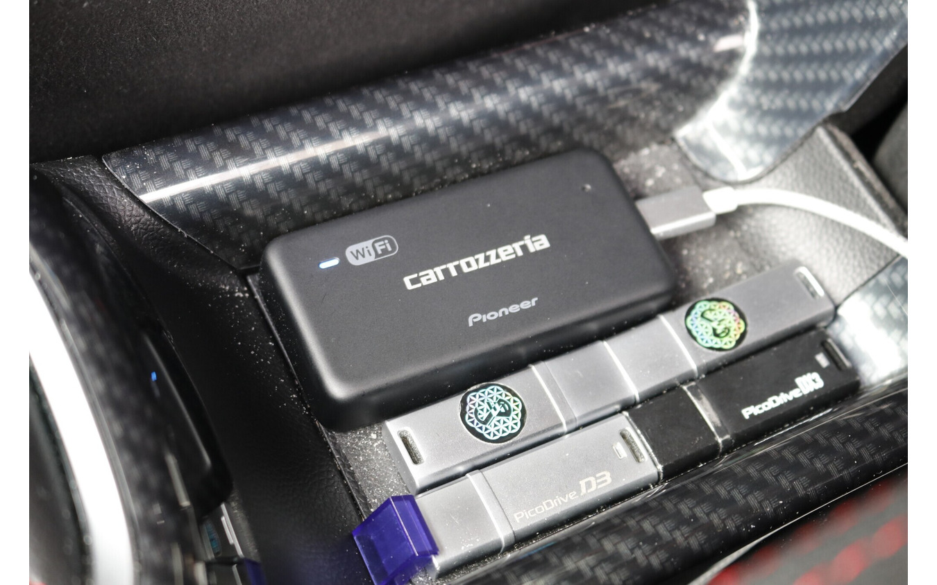 車内の快適利用のためにカロッツェリアの車載Wi-Fiを搭載。車内の通信環境を整備して普段の使い勝手もアップした。