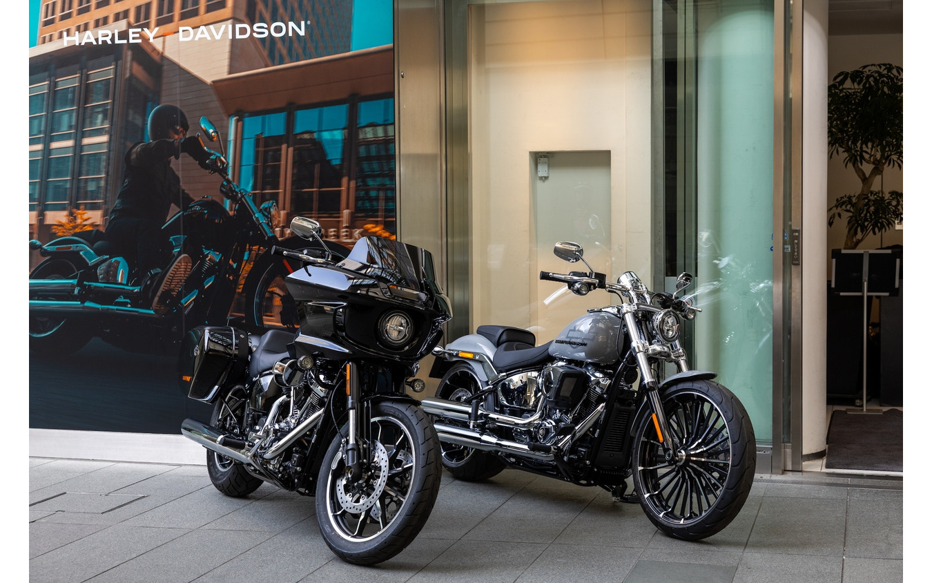 HARLEY-DAVIDSON Café に展示されたブレイクアウトとローライダーST