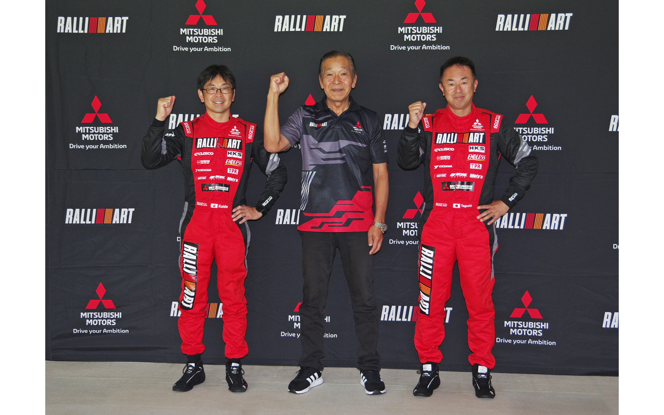 「チーム三菱ラリーアート」の左から小出一登選手、増岡浩総監督、田口勝彦選手