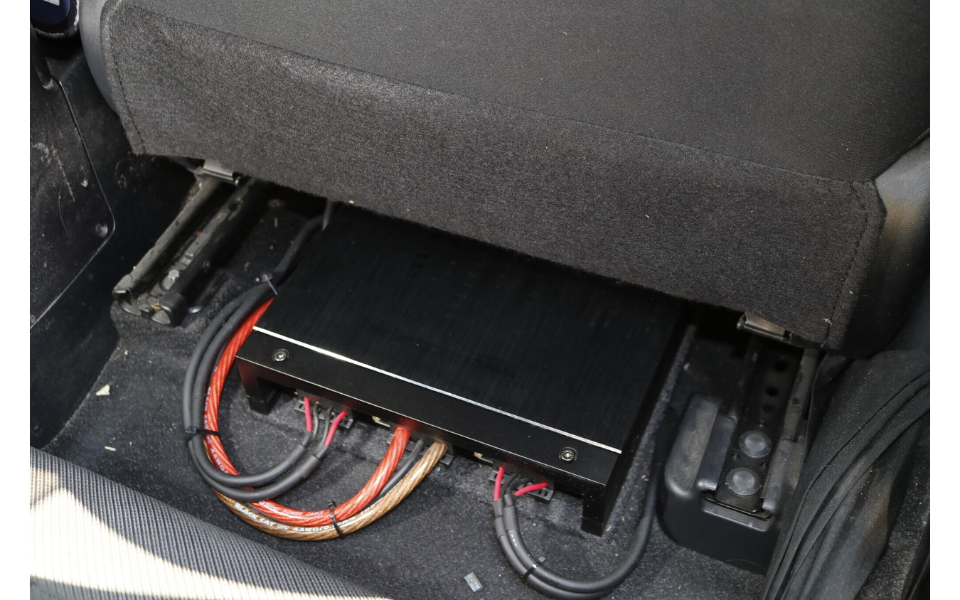 運転席の下のわずかなスペースにインストールされているのはカロッツェリアXのパワーアンプであるRS-A99X。