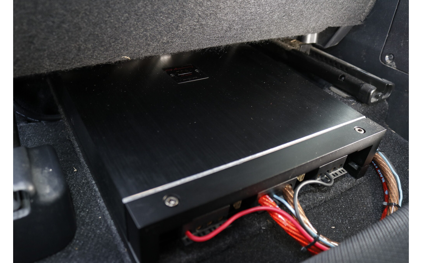 助手席下にはサブウーファー用のパワーアンプであるRS-09Xをインストール。低音の音にこだわったアンプ選びとなった。