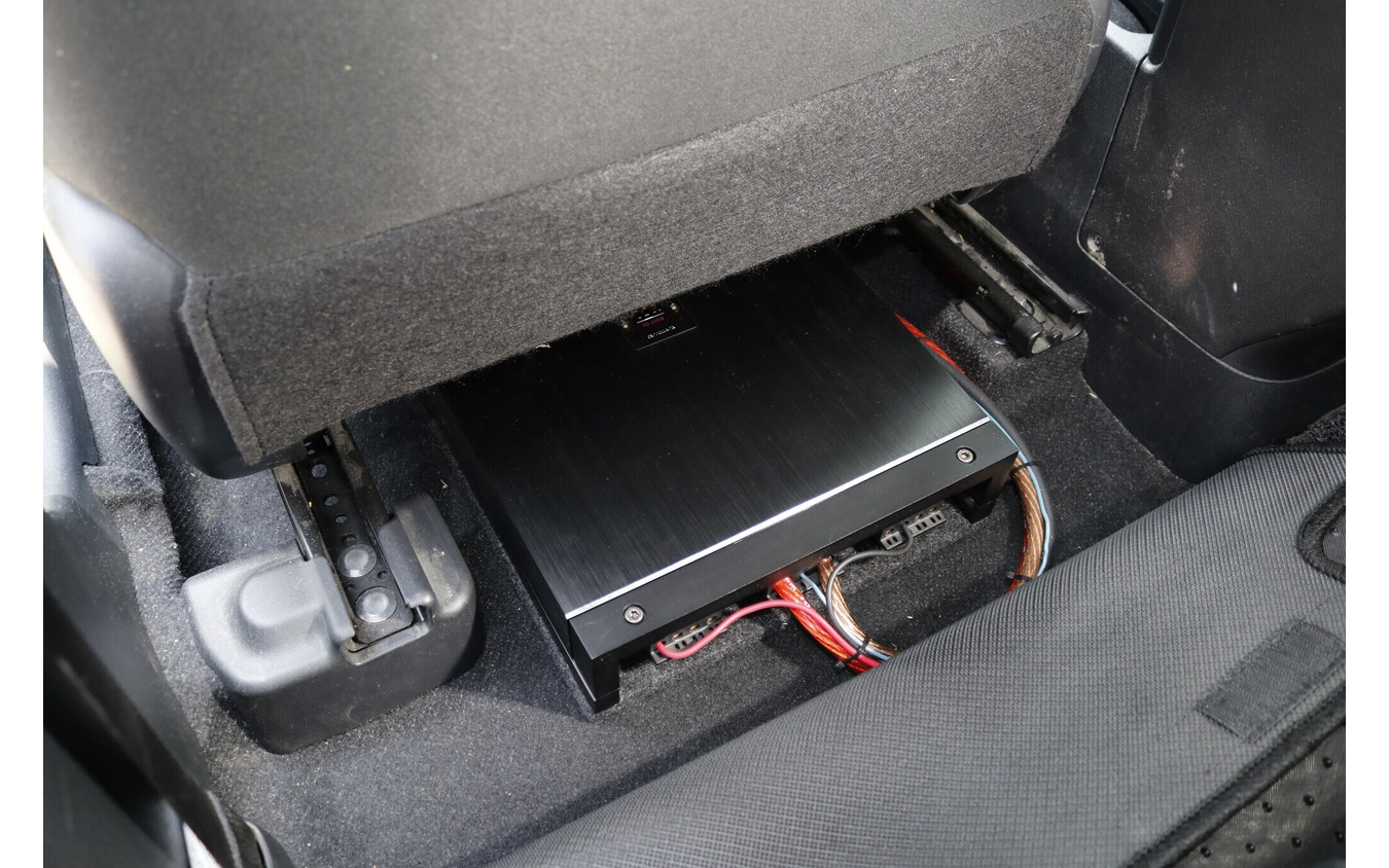 運転席/助手席ともにパワーアンプのサイズは完全には収めきれず、後部座席の足もとスペースにせり出しているのがわかる。