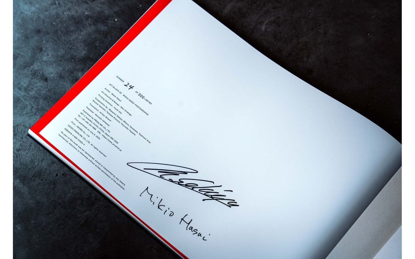 ル・マン24時間レースで優勝したマクラーレン『F1 GTR』を収めた写真集「Jet Black 59」