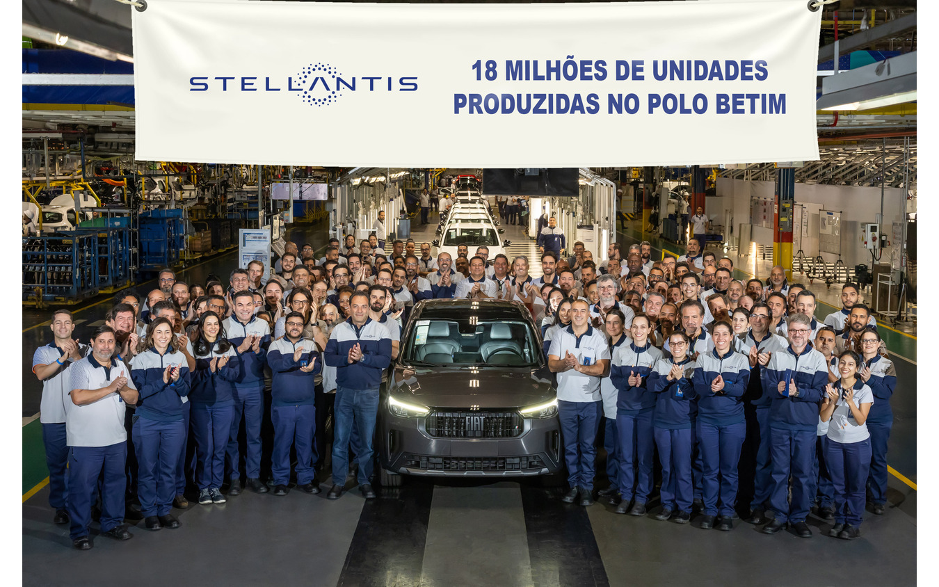ステランティスのブラジル・ベチン工場の生産1800万台目の車両としてフィアット『ファストバック』改良新型がラインオフ
